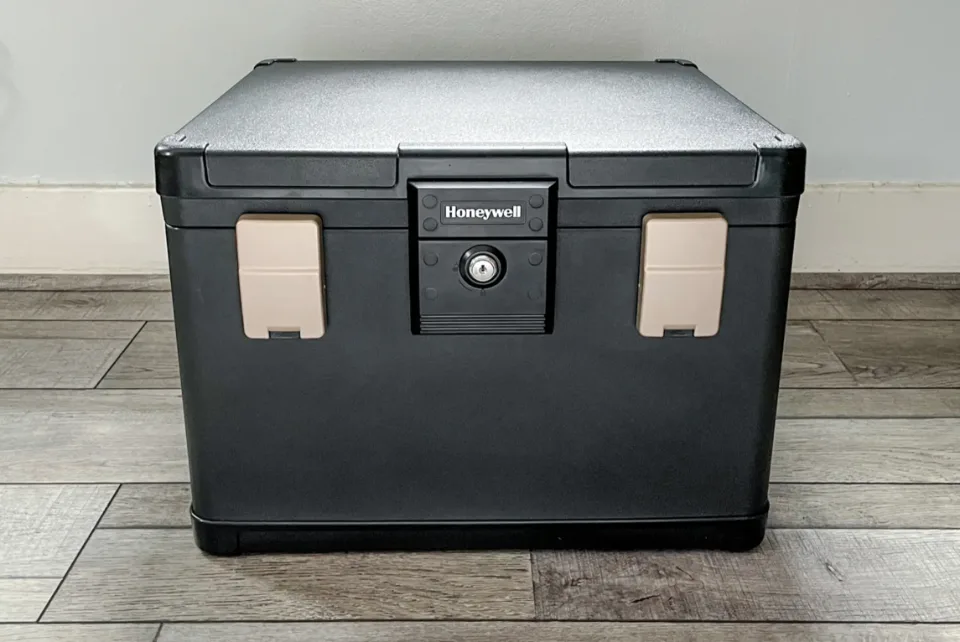 15 0 1 Fire and Waterproof Chest