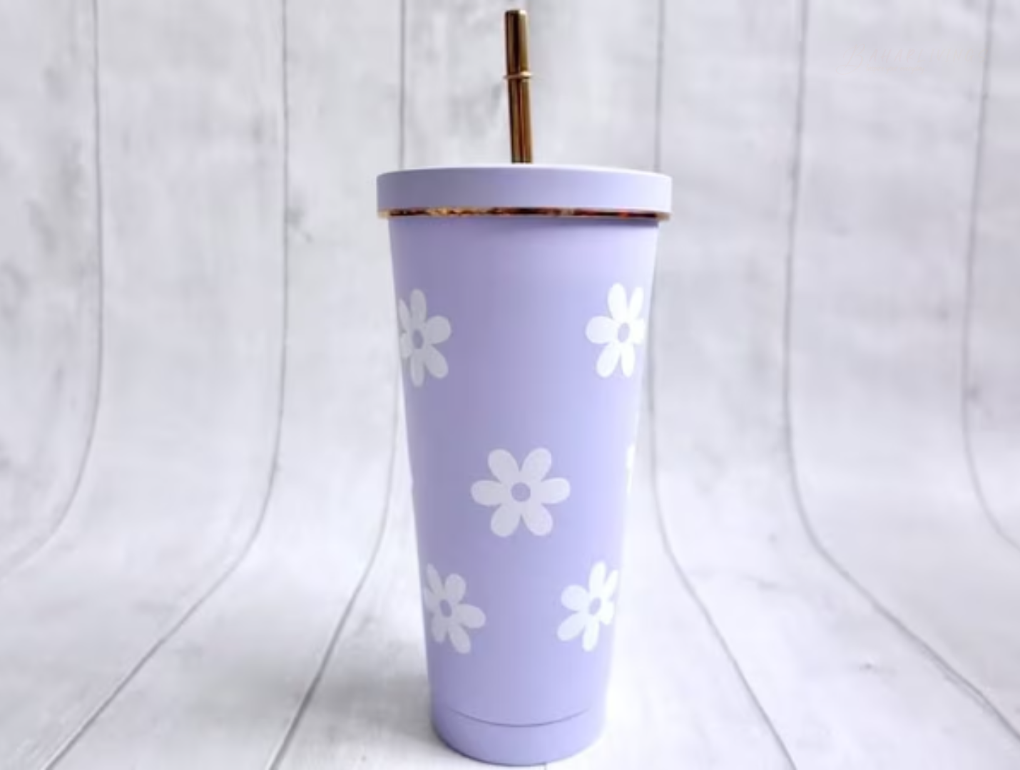 Pretty cups with customizable daisy details.