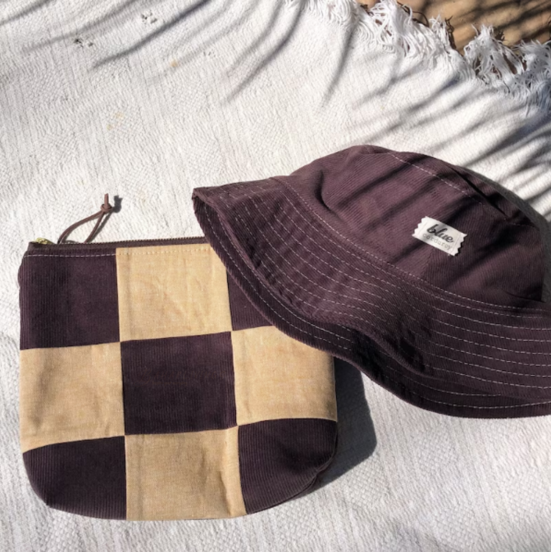 Ideal gifts for teens: Matching beach hat and pouch, perfect for summer outings.